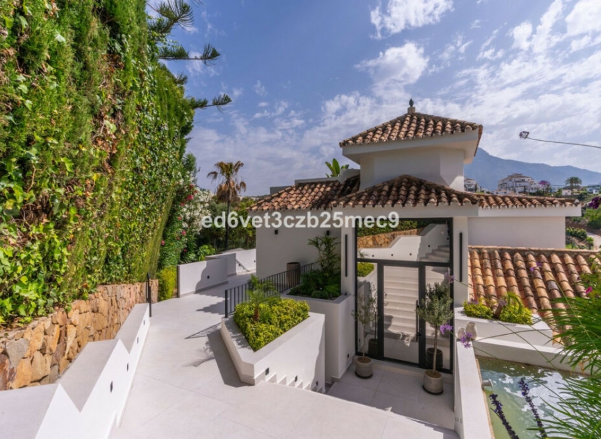 Resale - House -
Nueva Andalucía