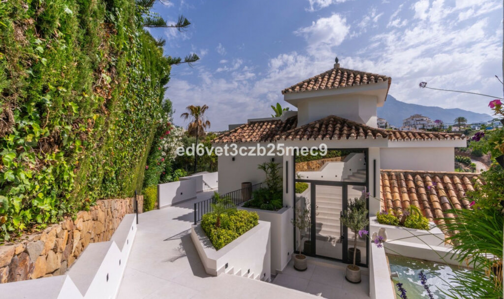 Resale - House -
Nueva Andalucía