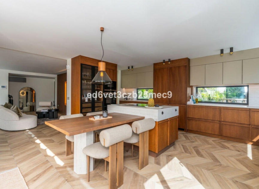 Resale - House -
Nueva Andalucía