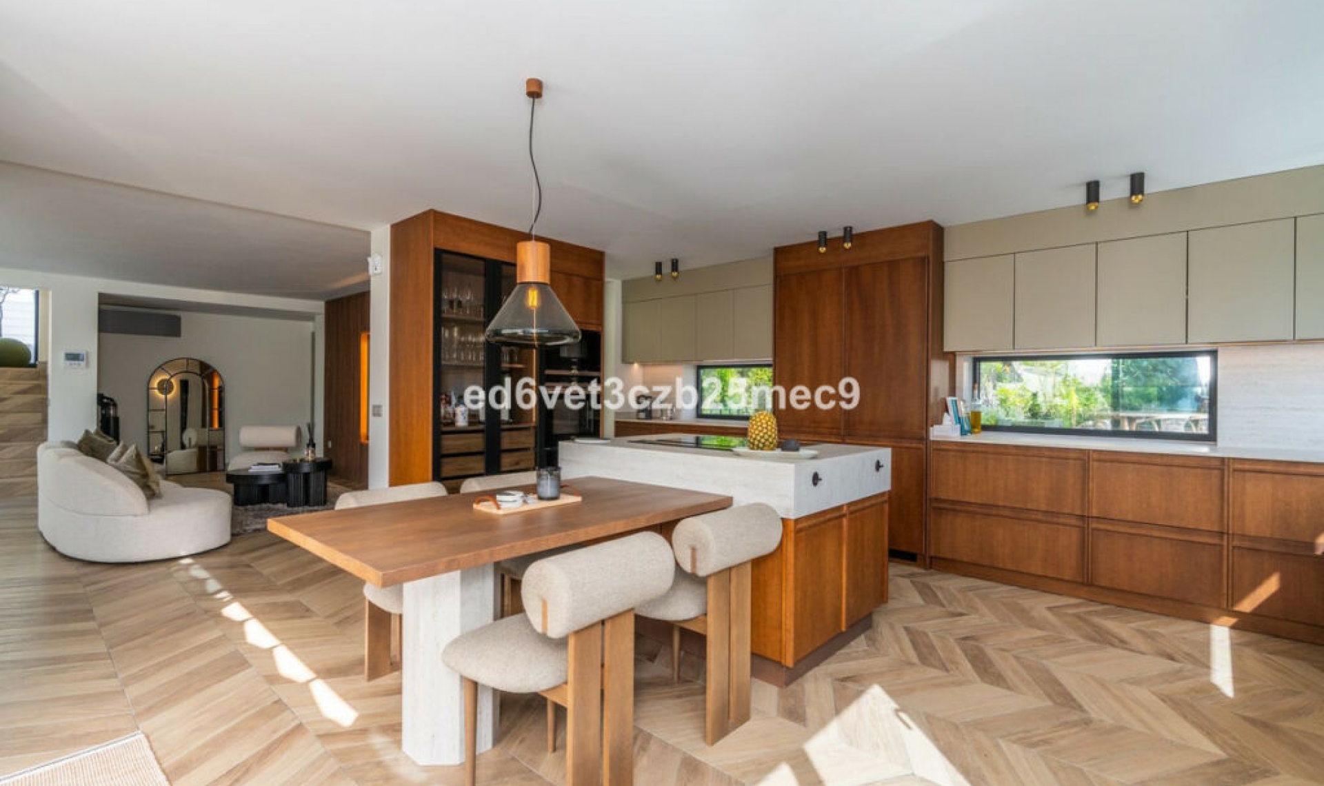 Resale - House -
Nueva Andalucía