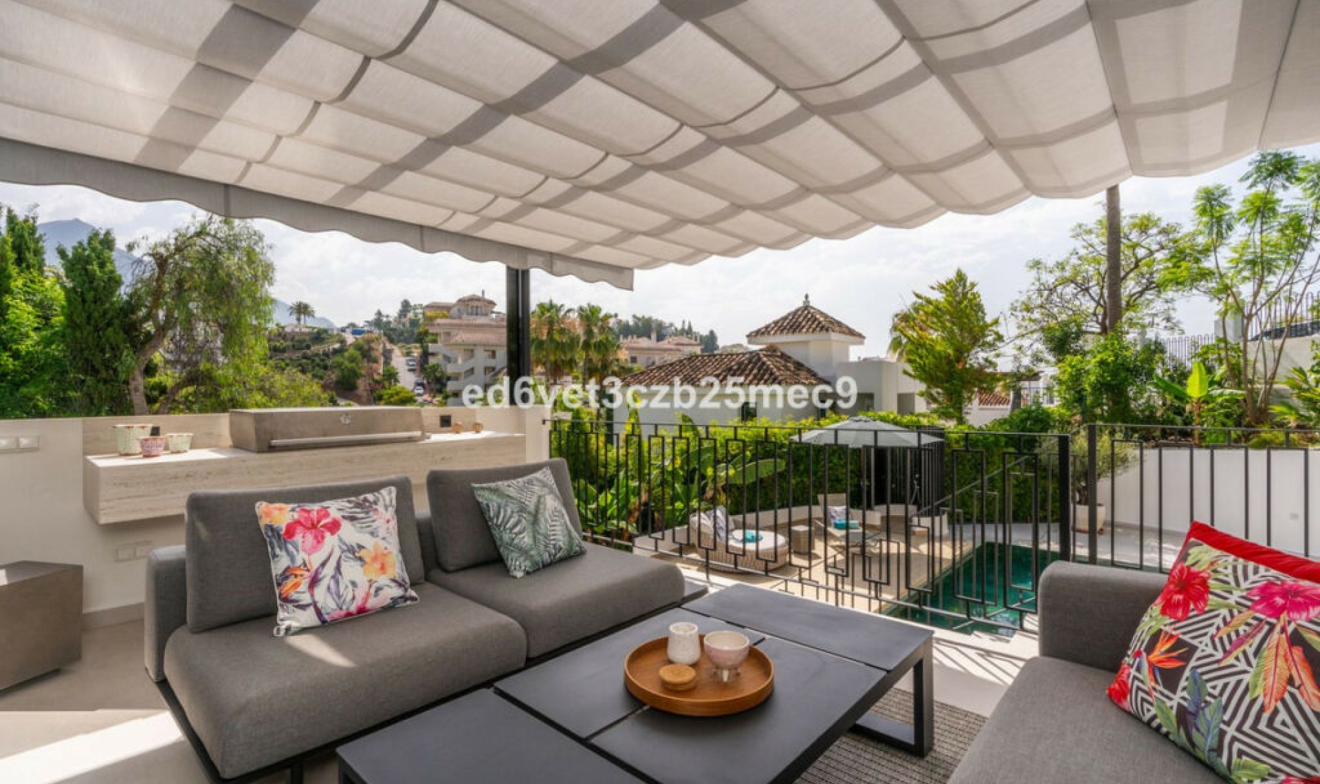 Resale - House -
Nueva Andalucía