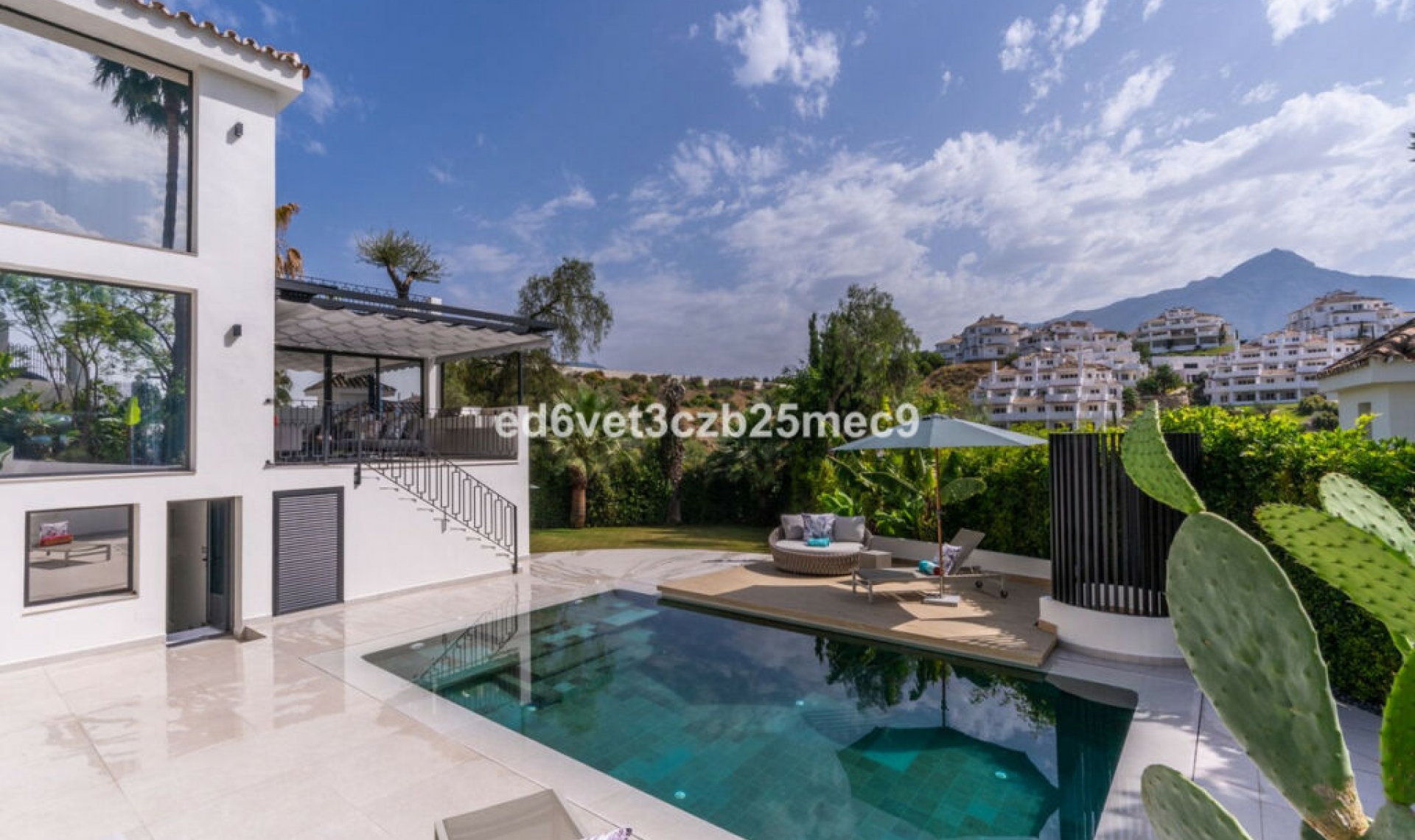 Resale - House -
Nueva Andalucía