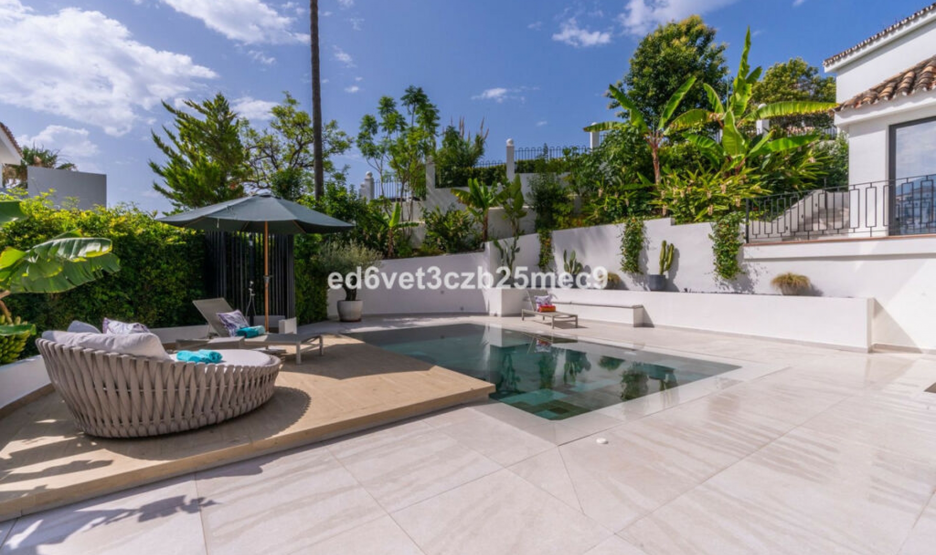 Resale - House -
Nueva Andalucía