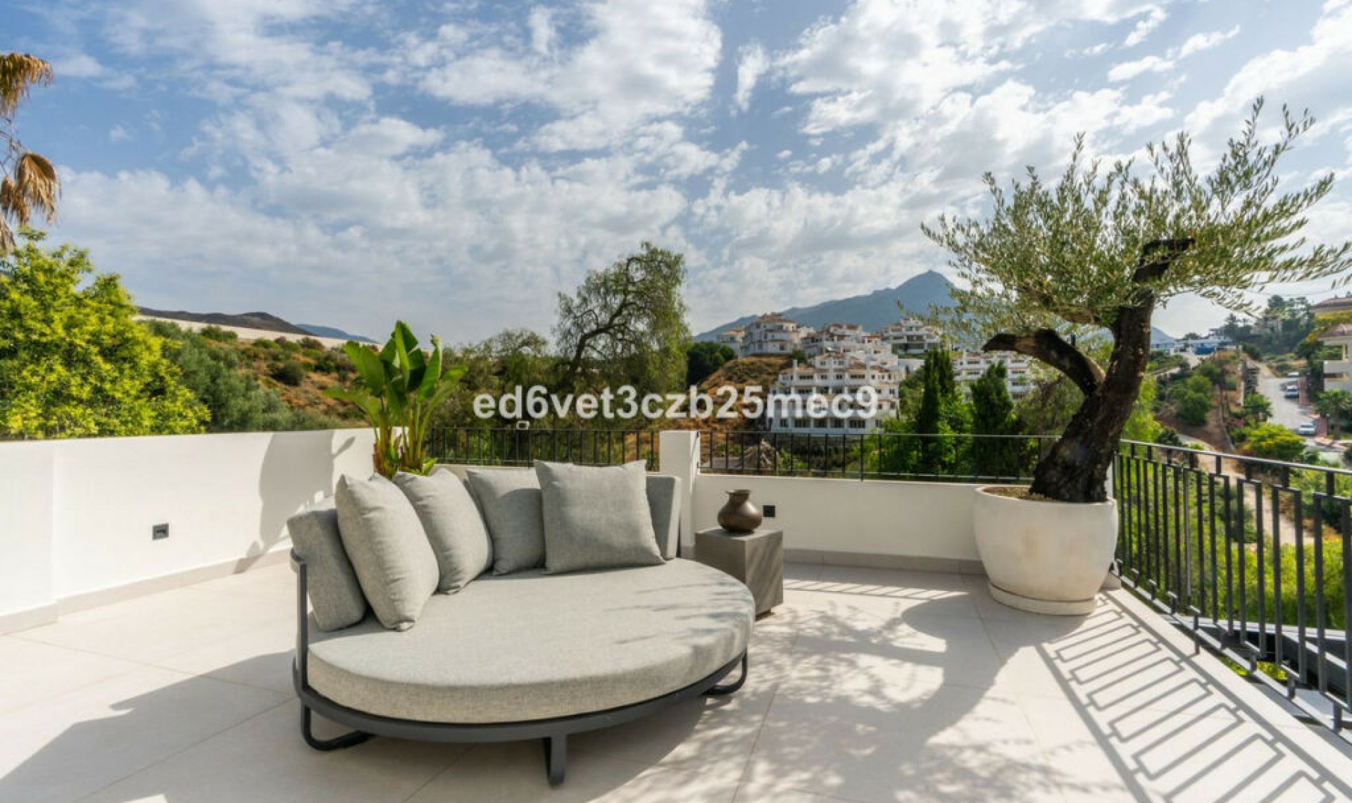 Resale - House -
Nueva Andalucía