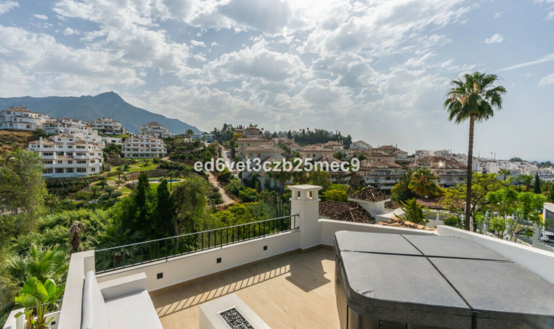 Resale - House -
Nueva Andalucía