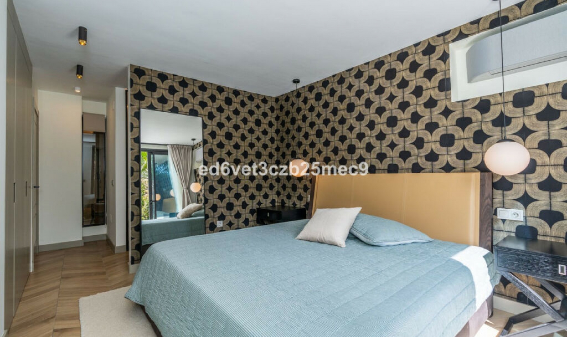 Resale - House -
Nueva Andalucía