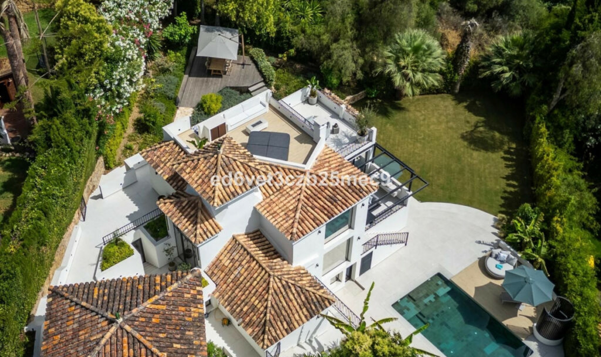 Resale - House -
Nueva Andalucía