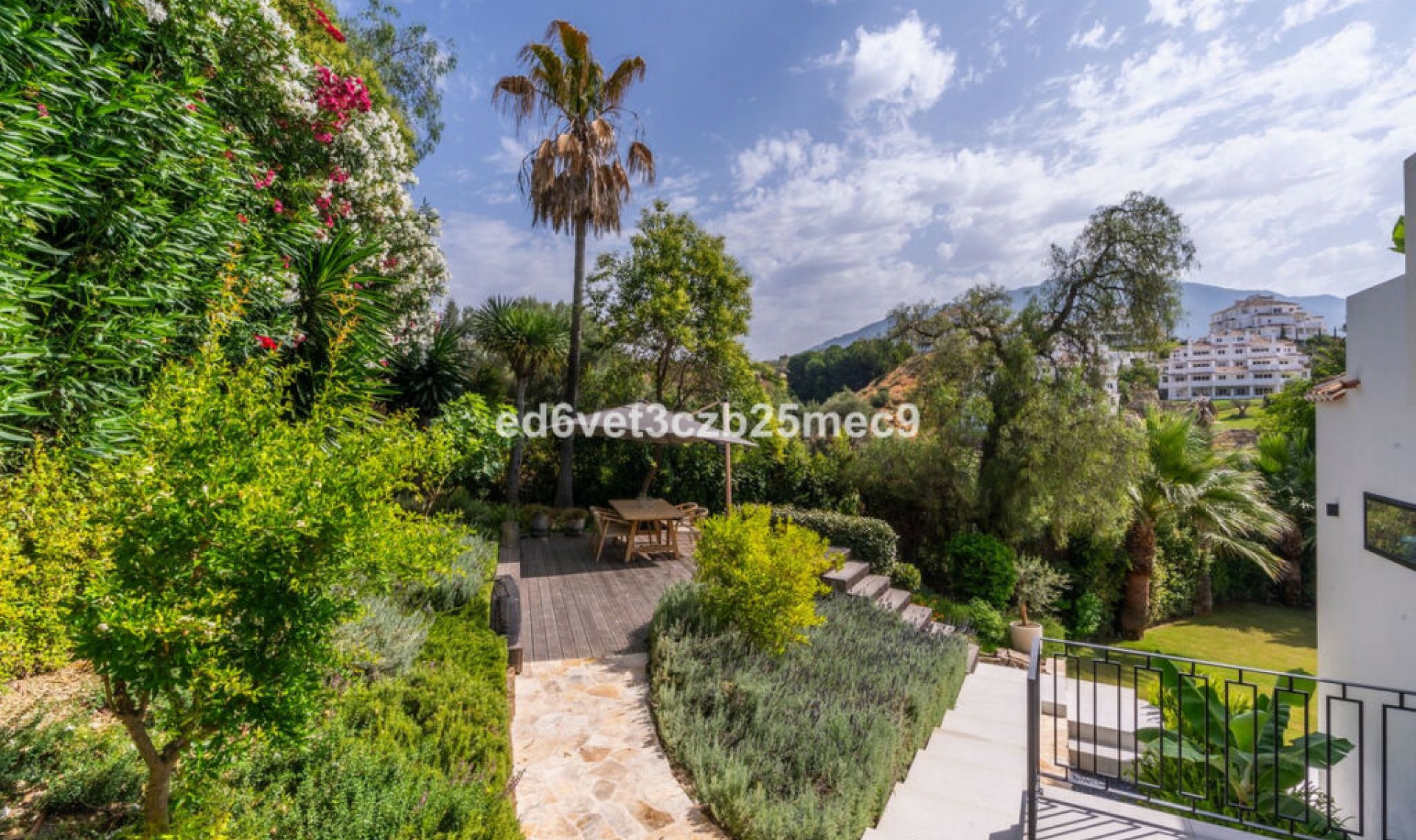 Resale - House -
Nueva Andalucía