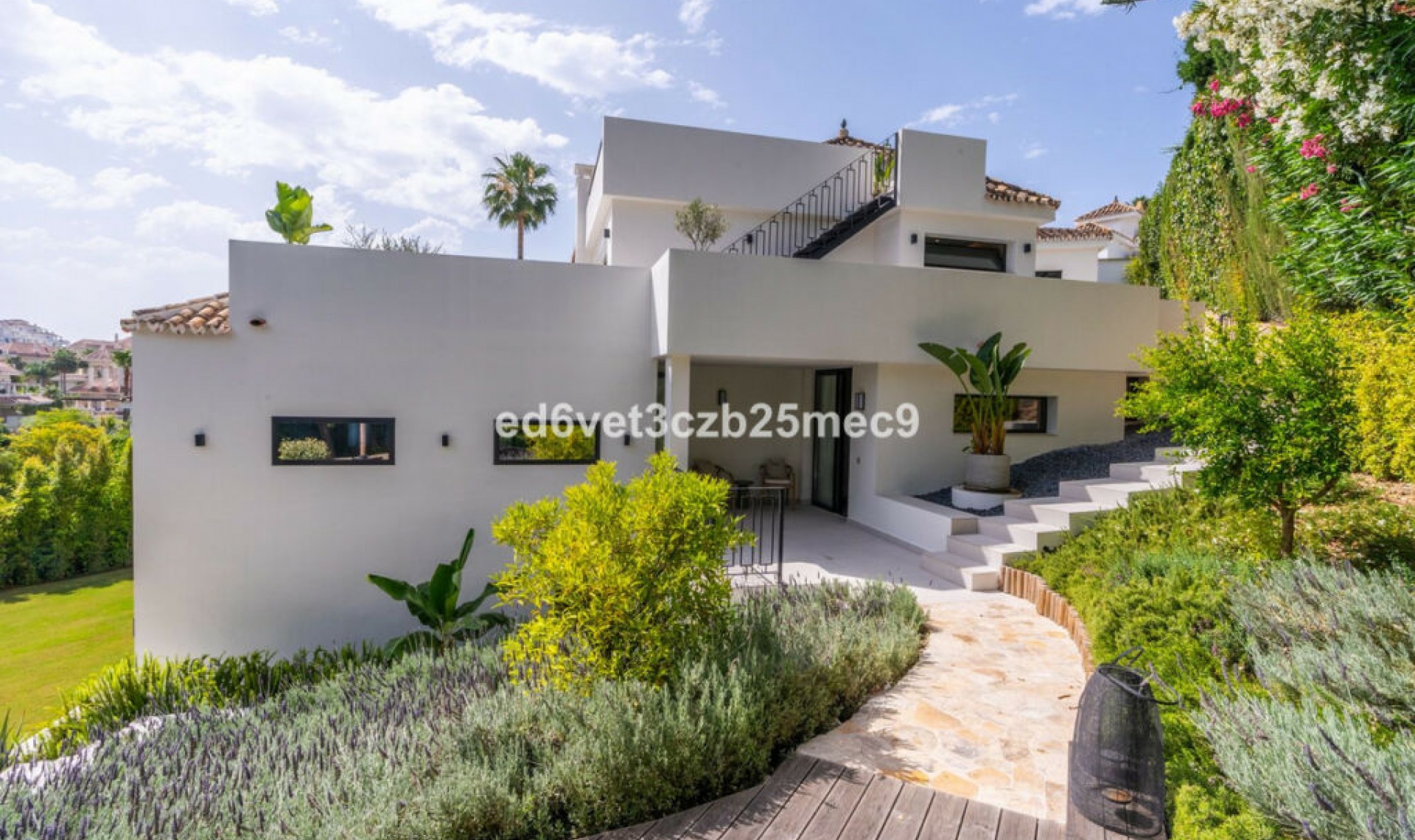 Resale - House -
Nueva Andalucía