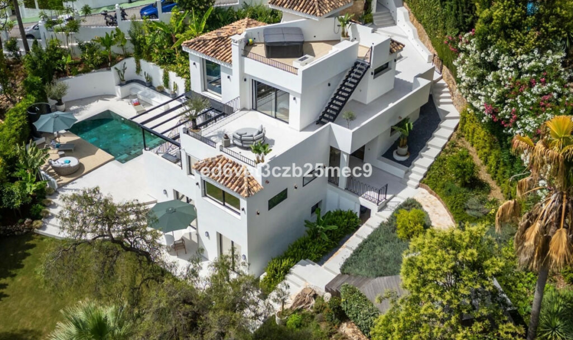 Resale - House -
Nueva Andalucía