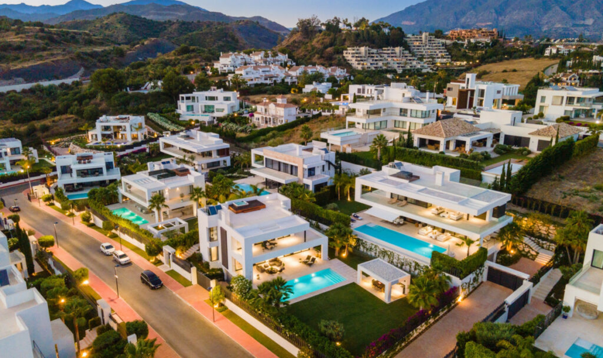 Resale - House -
Nueva Andalucía