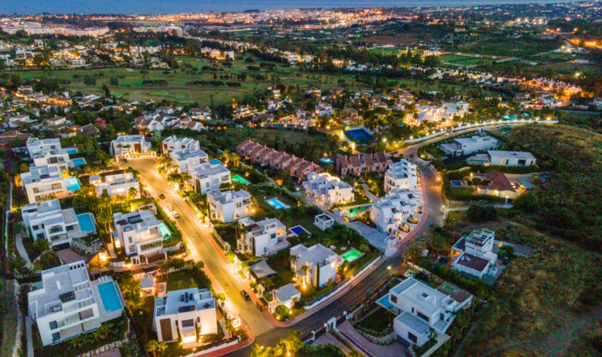 Resale - House -
Nueva Andalucía