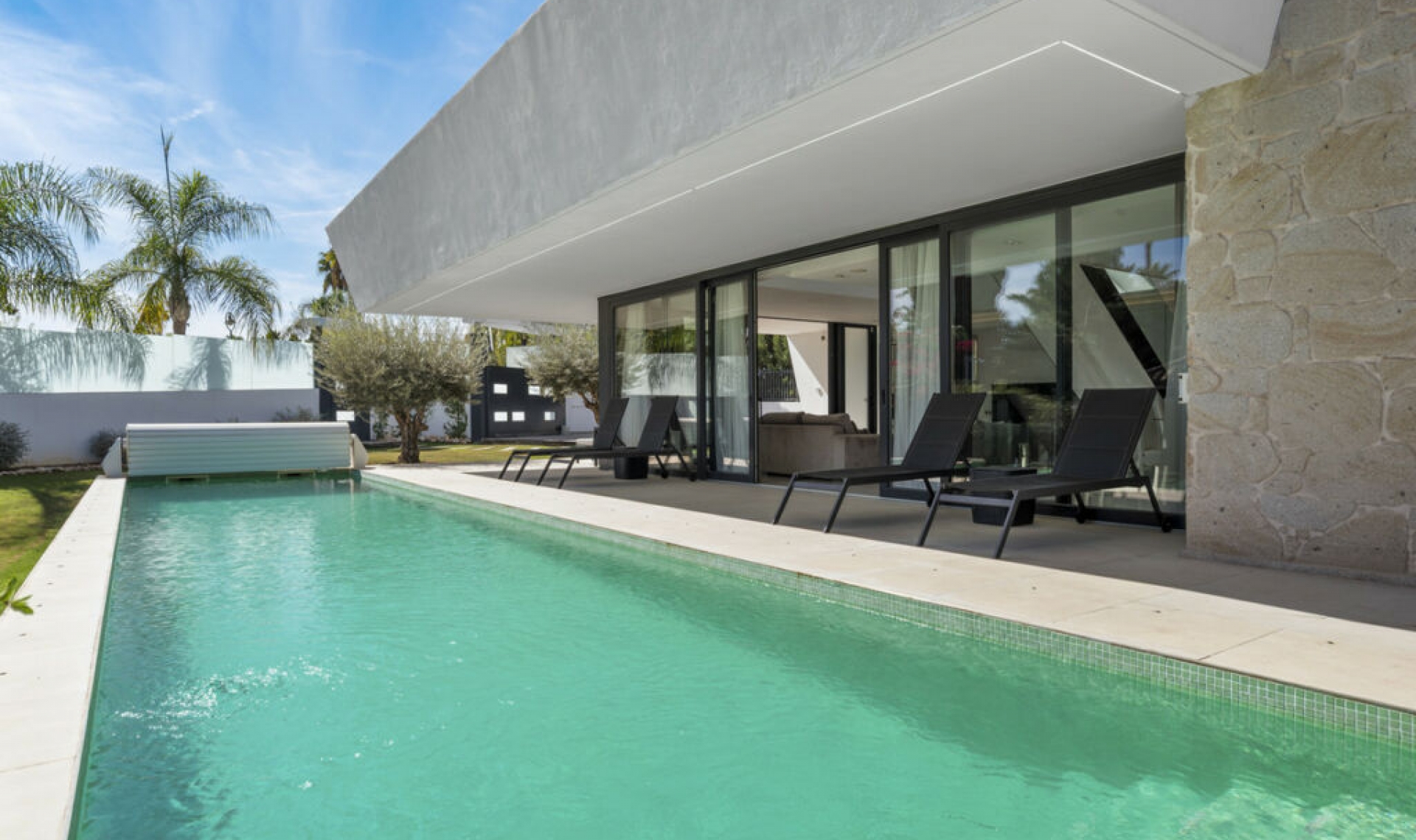 Resale - House -
Nueva Andalucía