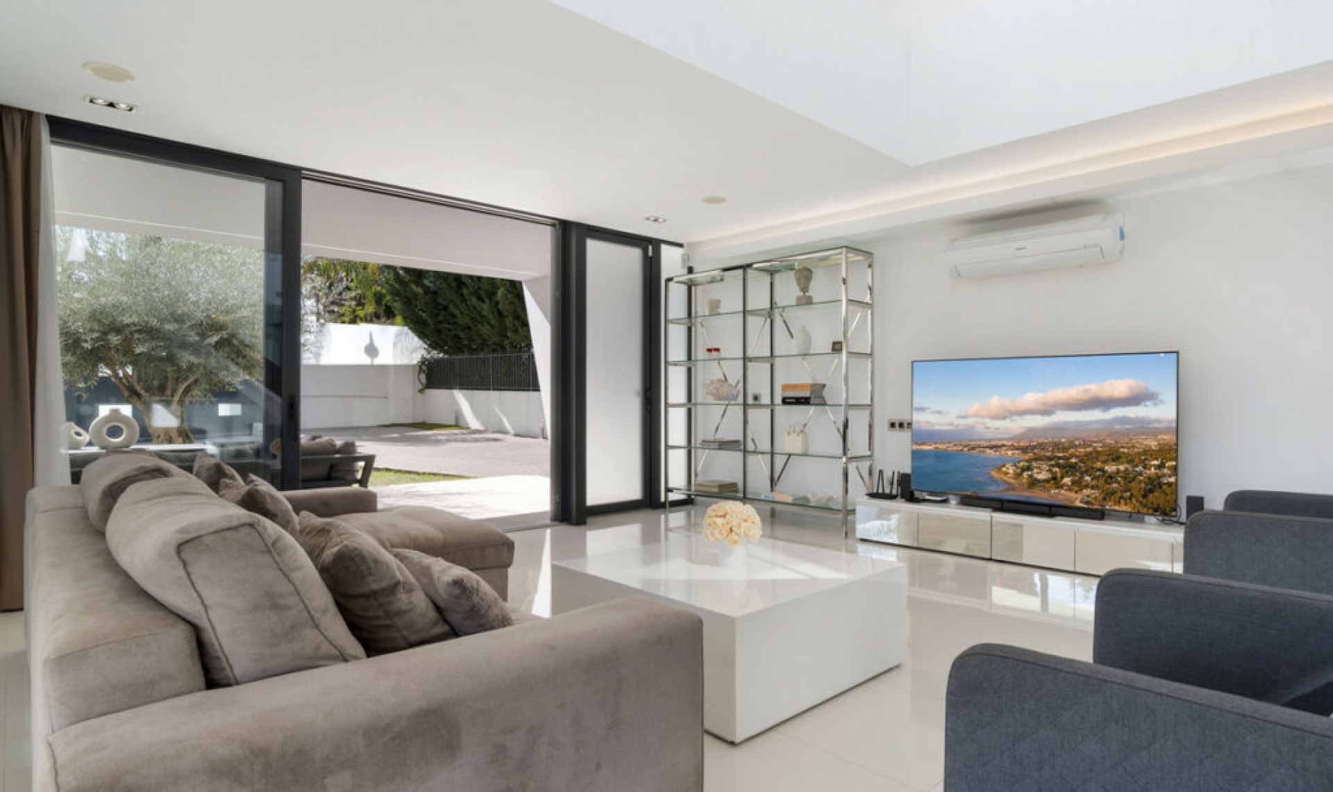 Resale - House -
Nueva Andalucía