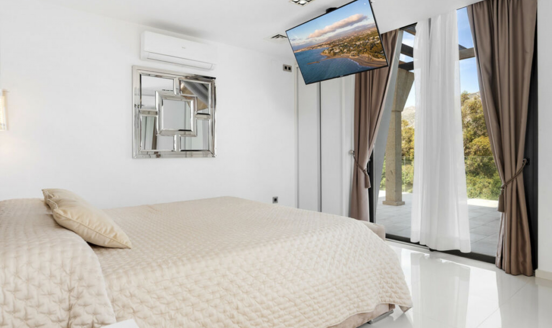 Resale - House -
Nueva Andalucía