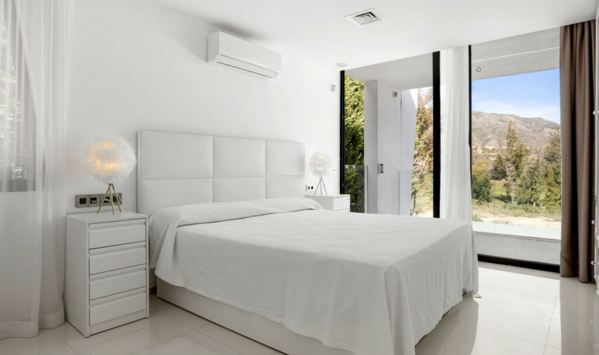 Resale - House -
Nueva Andalucía