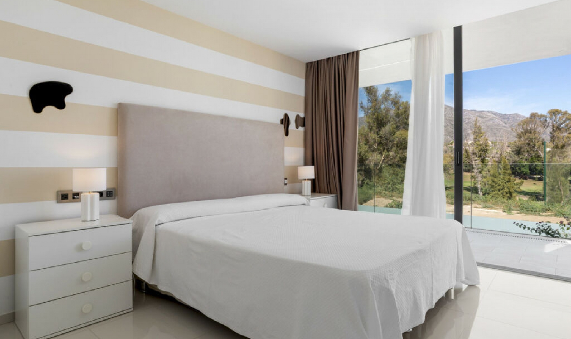 Resale - House -
Nueva Andalucía