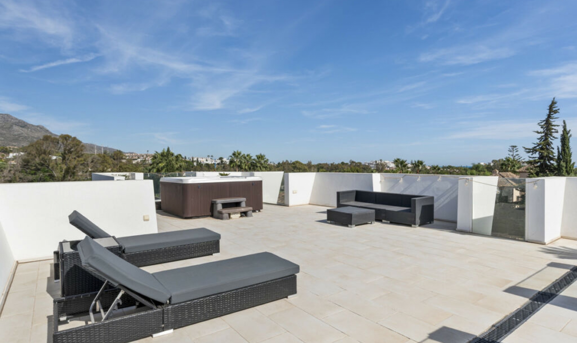 Resale - House -
Nueva Andalucía