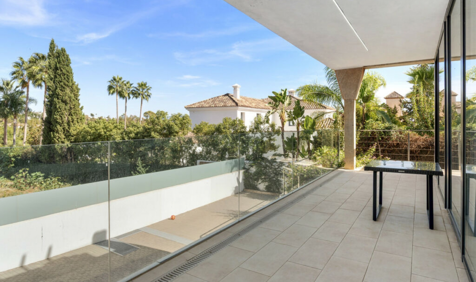 Resale - House -
Nueva Andalucía