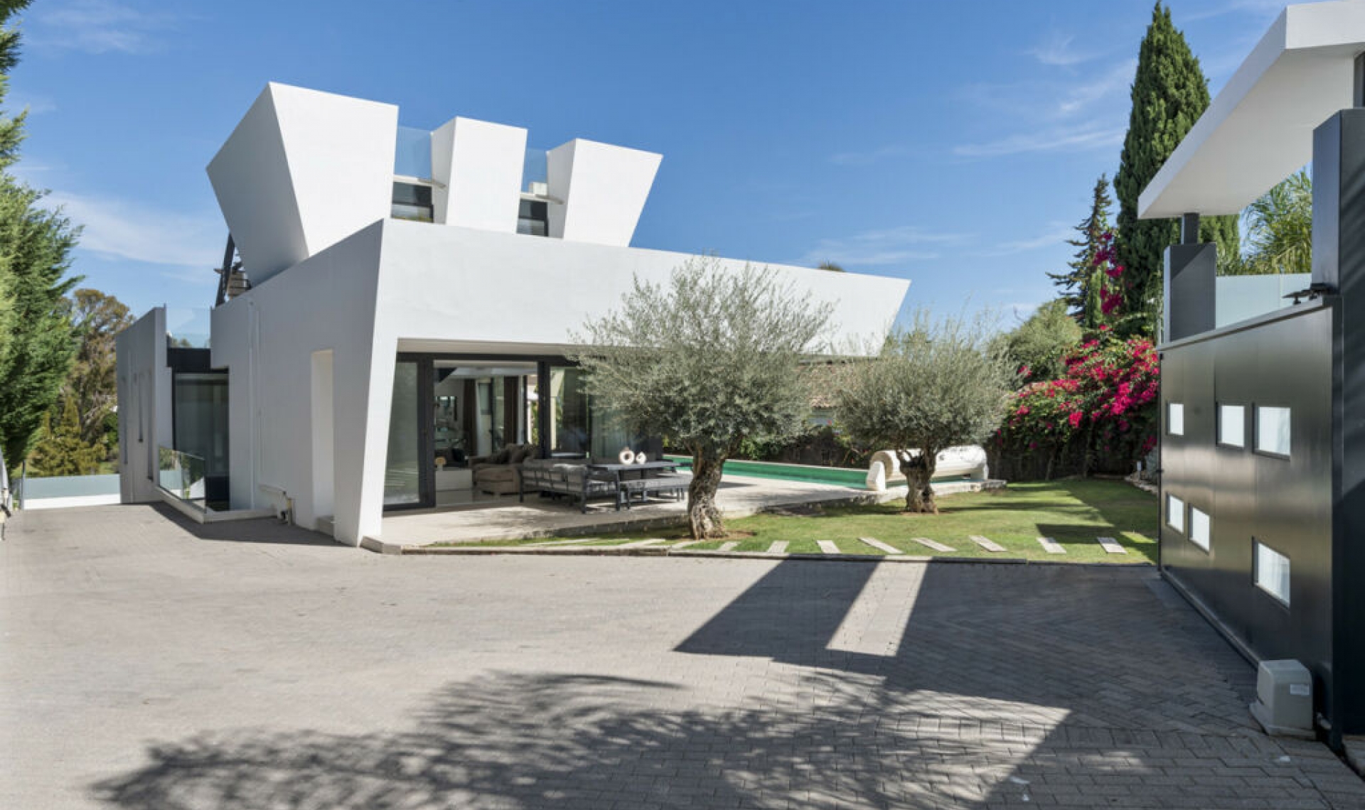 Resale - House -
Nueva Andalucía