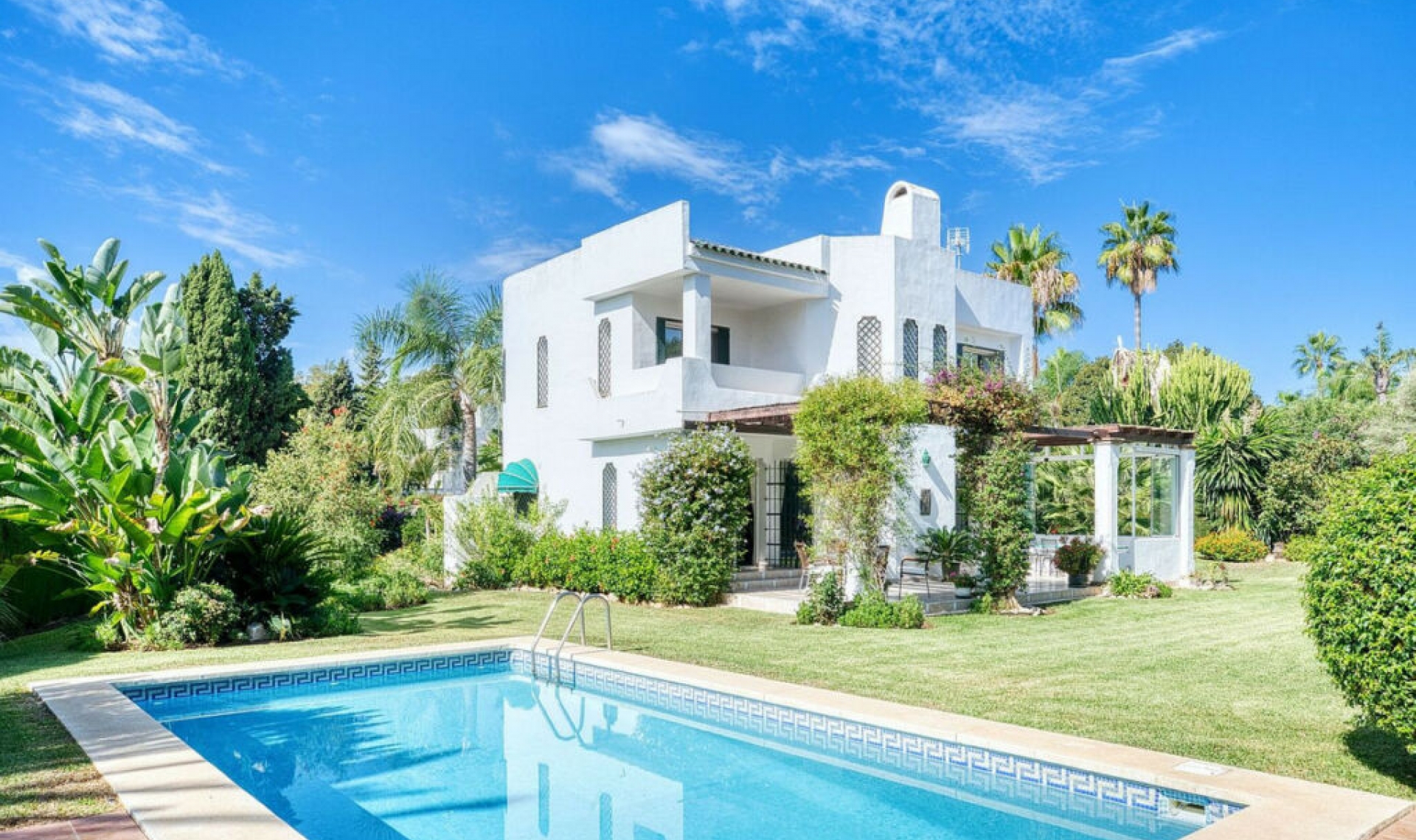 Resale - House -
Nueva Andalucía