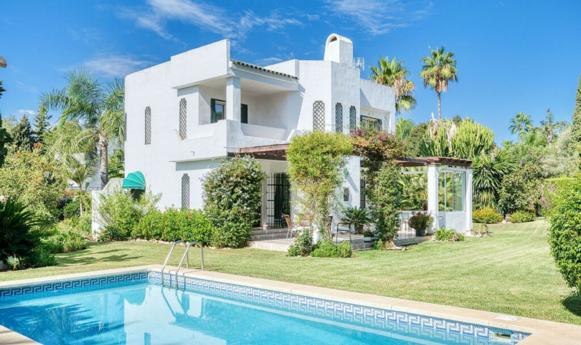 Resale - House -
Nueva Andalucía