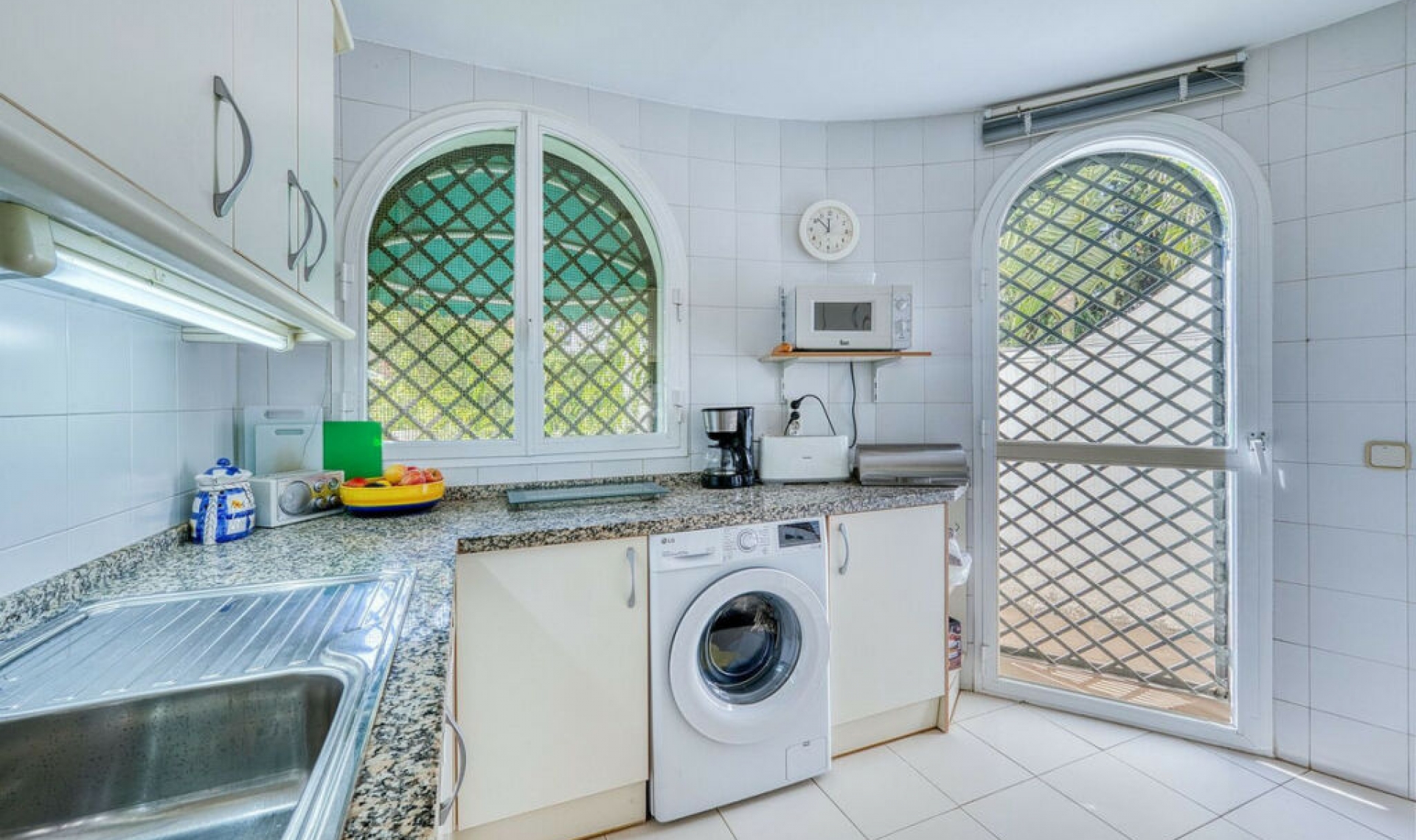 Resale - House -
Nueva Andalucía