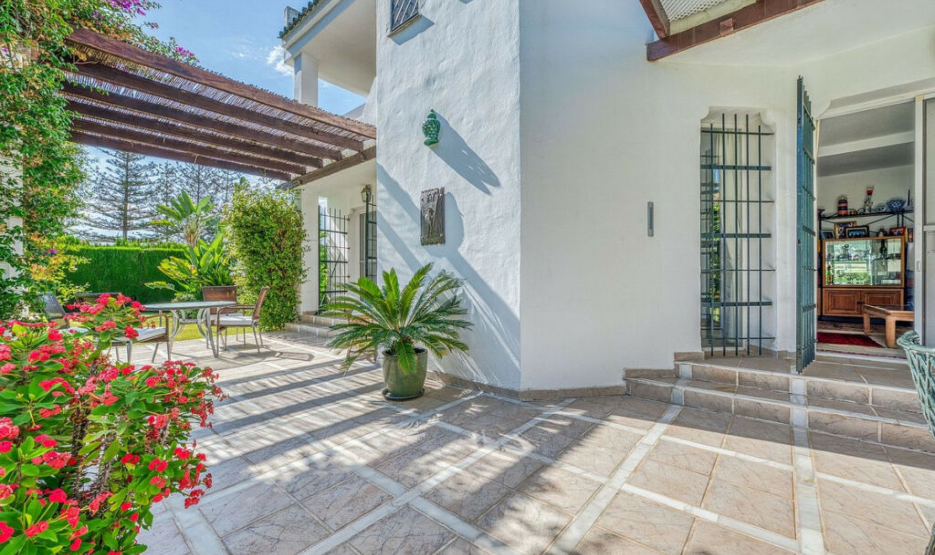 Resale - House -
Nueva Andalucía