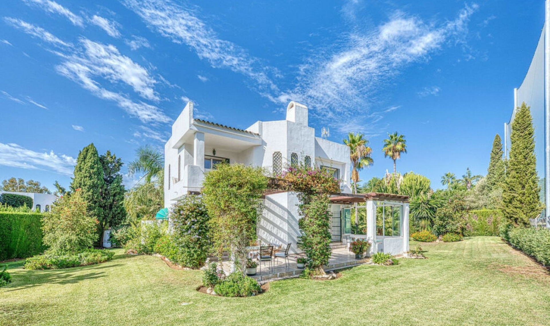 Resale - House -
Nueva Andalucía