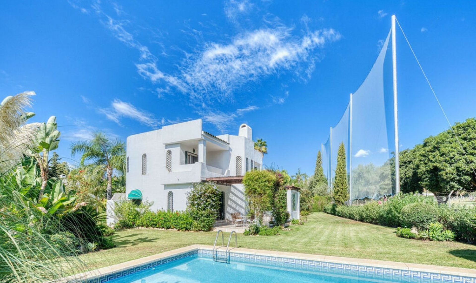 Resale - House -
Nueva Andalucía