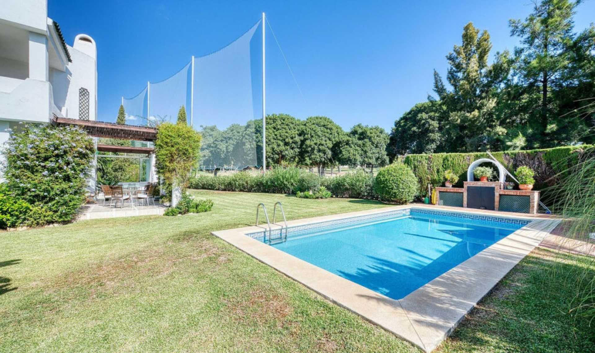 Resale - House -
Nueva Andalucía