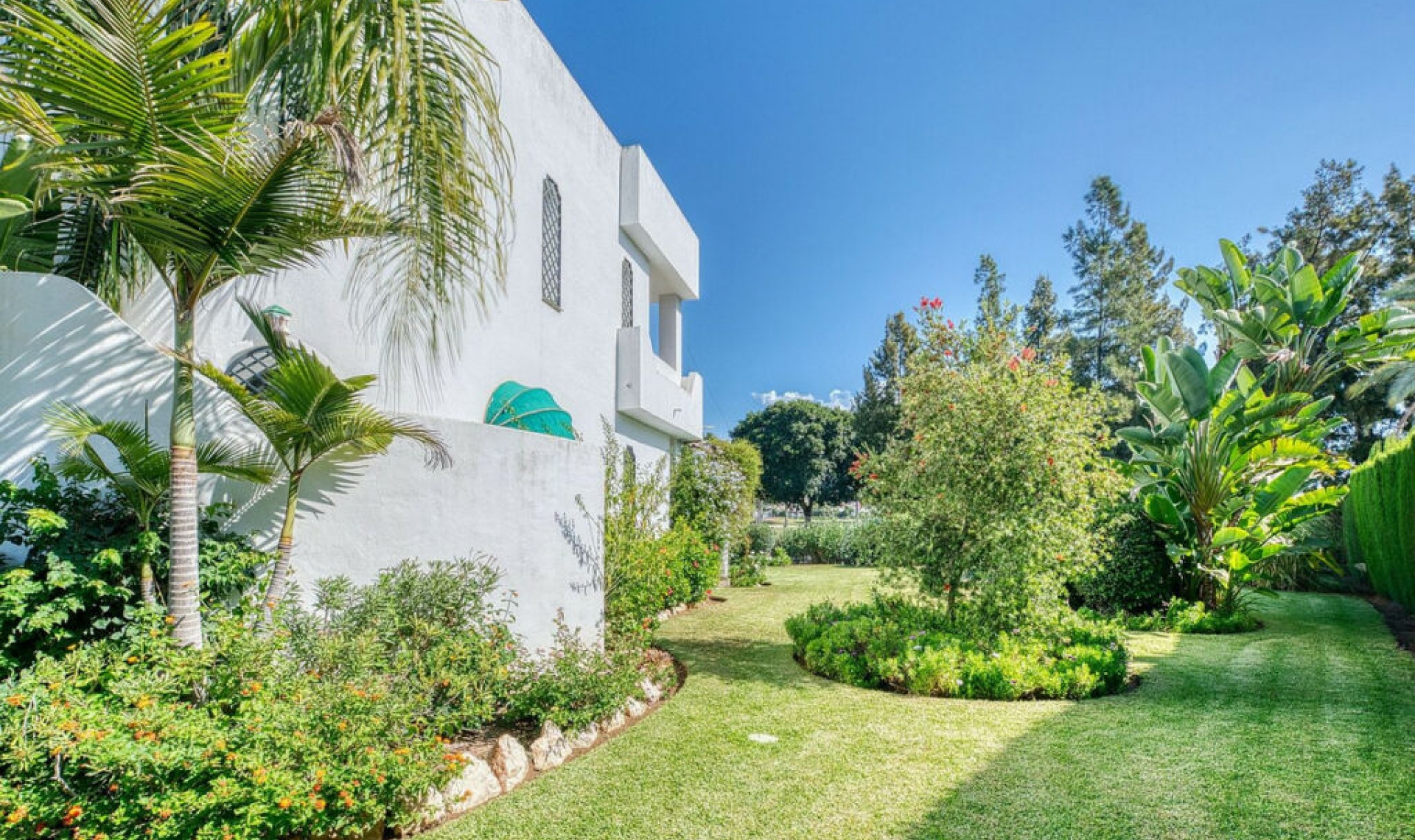 Resale - House -
Nueva Andalucía