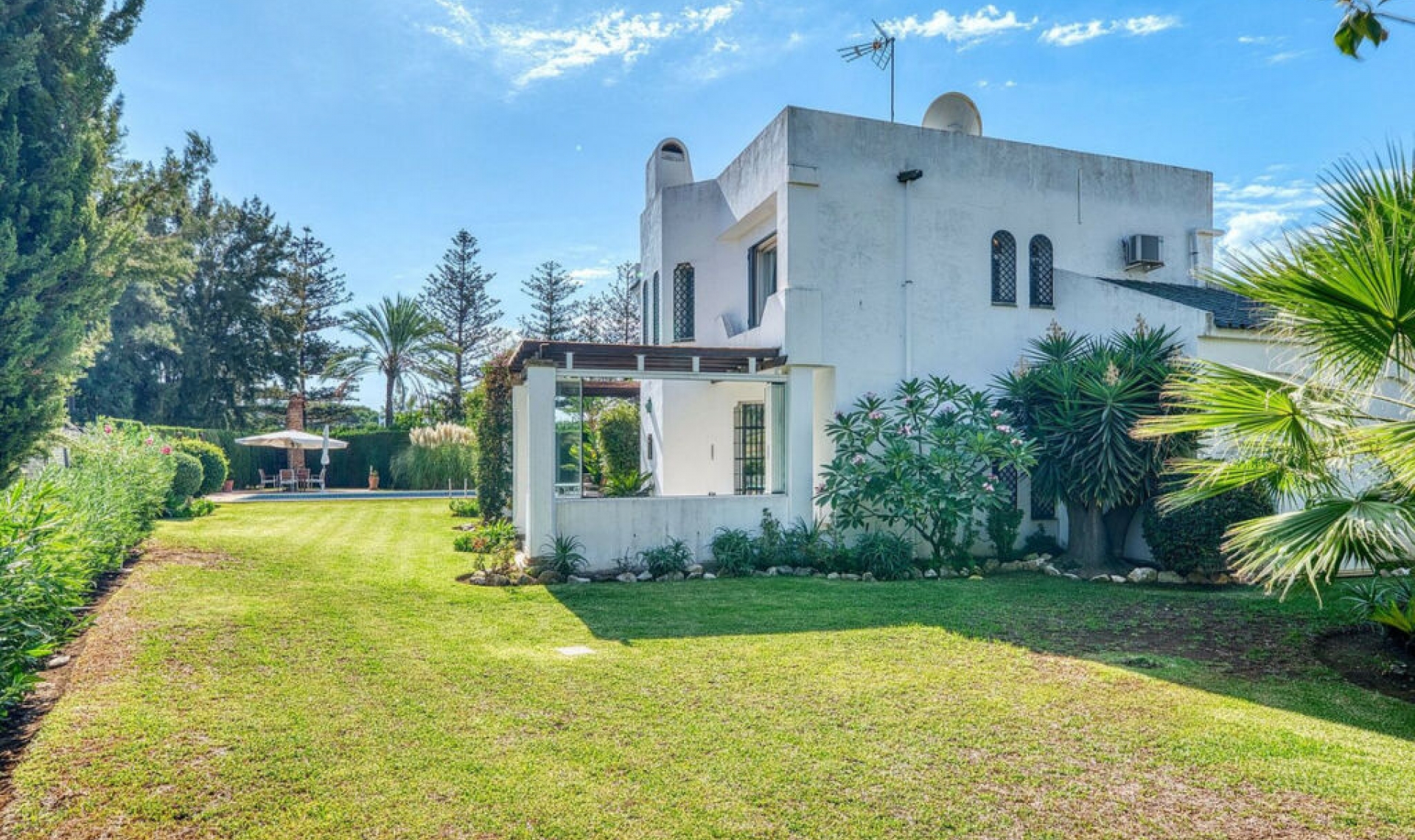 Resale - House -
Nueva Andalucía