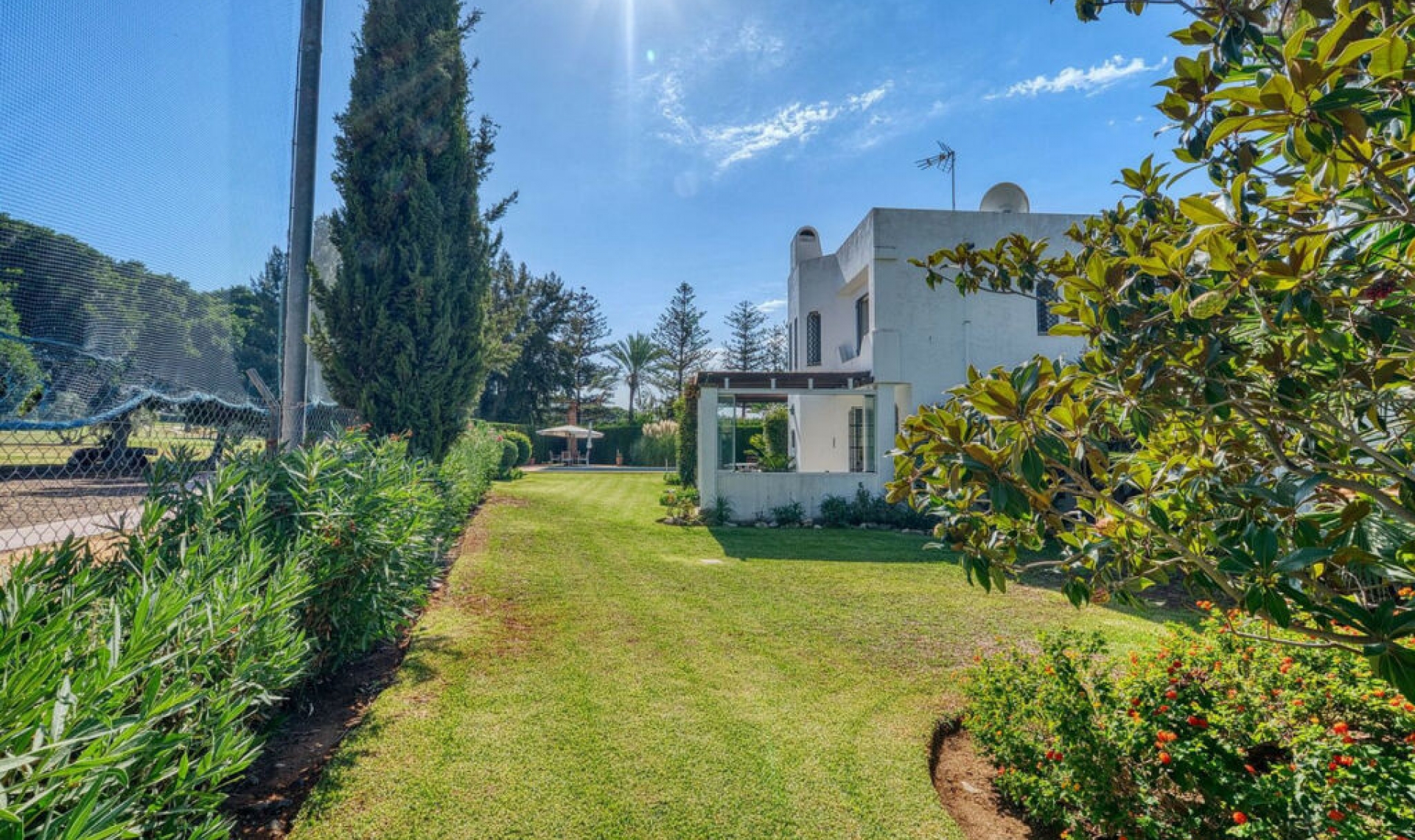 Resale - House -
Nueva Andalucía