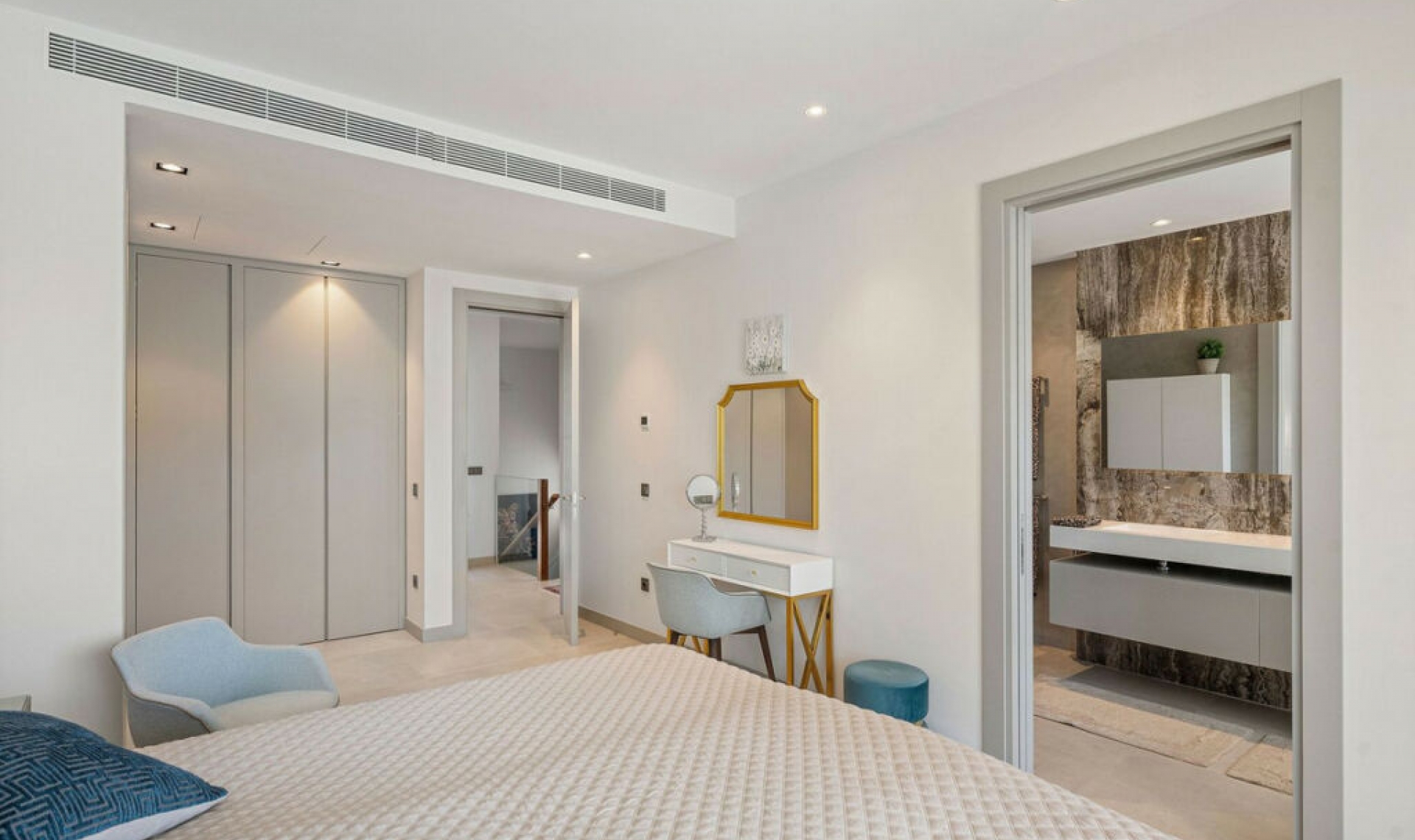 Resale - House -
Nueva Andalucía