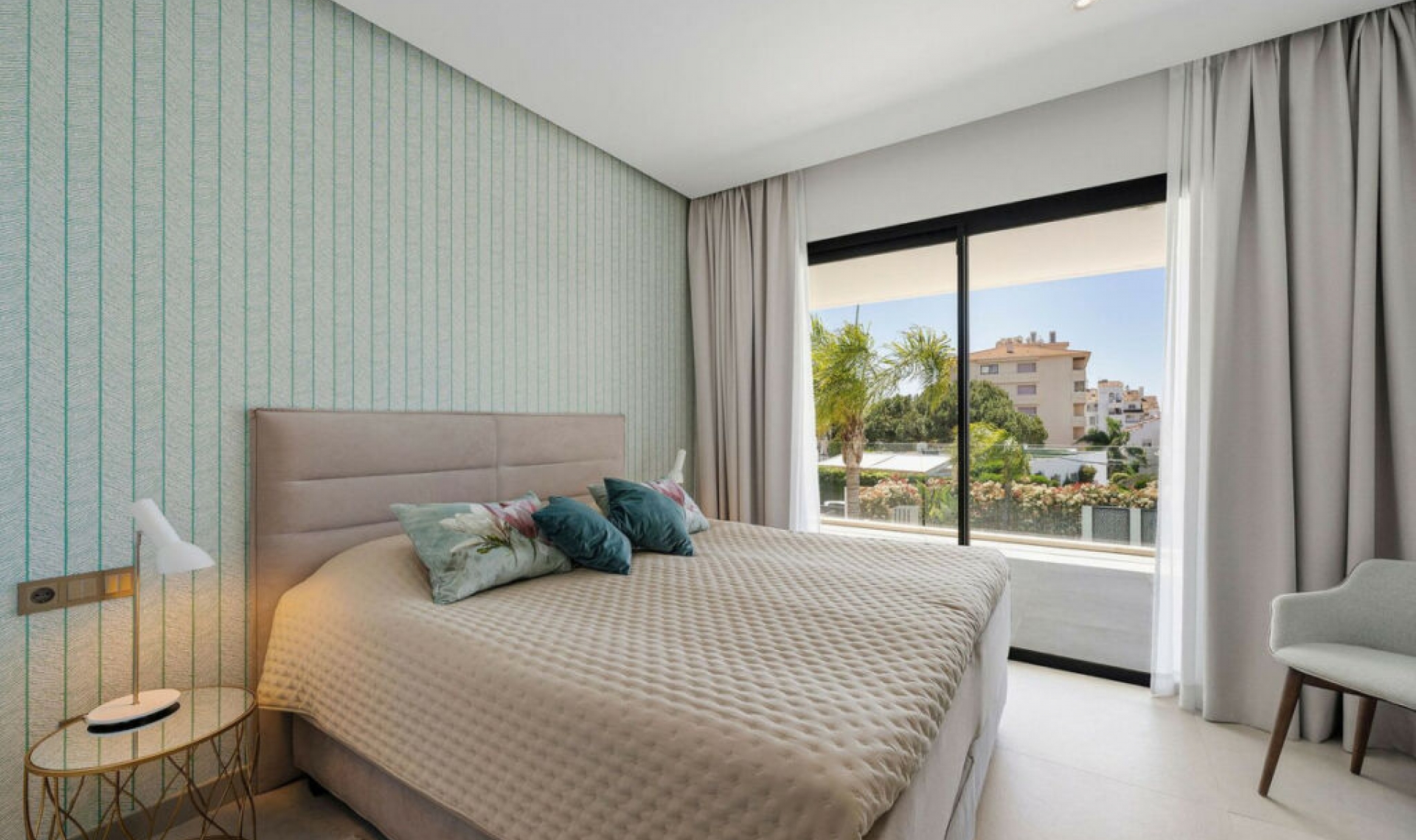 Resale - House -
Nueva Andalucía