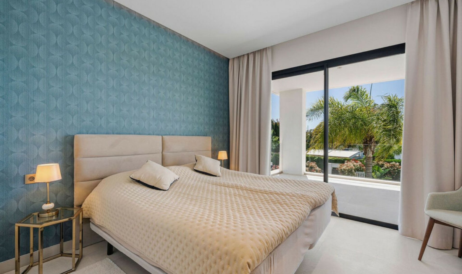 Resale - House -
Nueva Andalucía