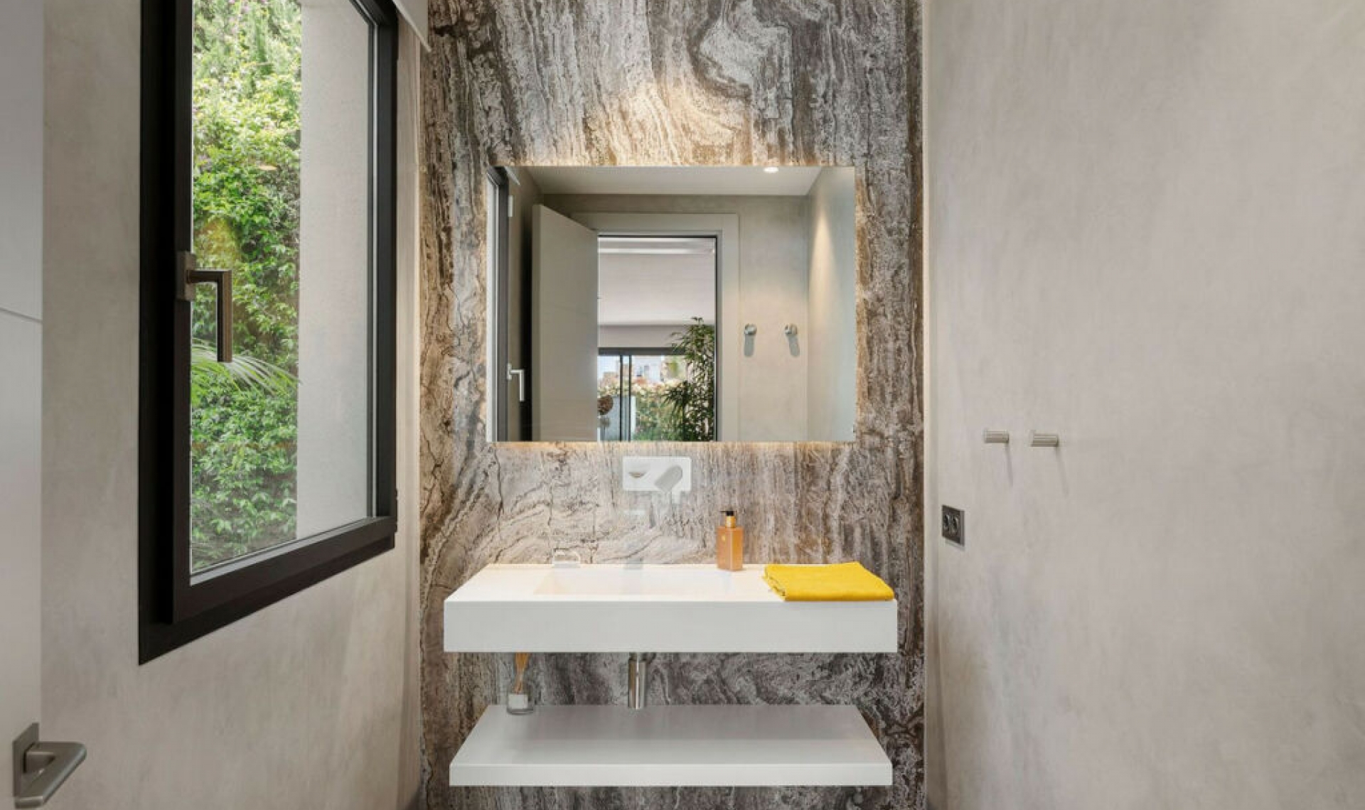 Resale - House -
Nueva Andalucía