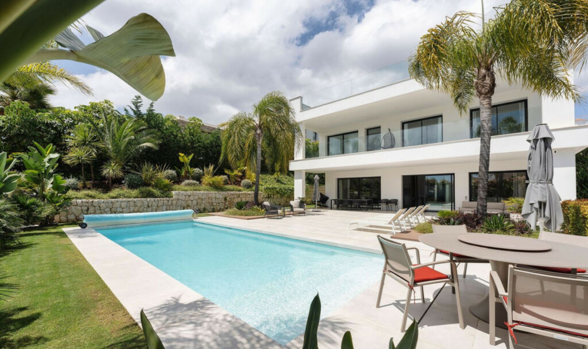 Resale - House -
Nueva Andalucía