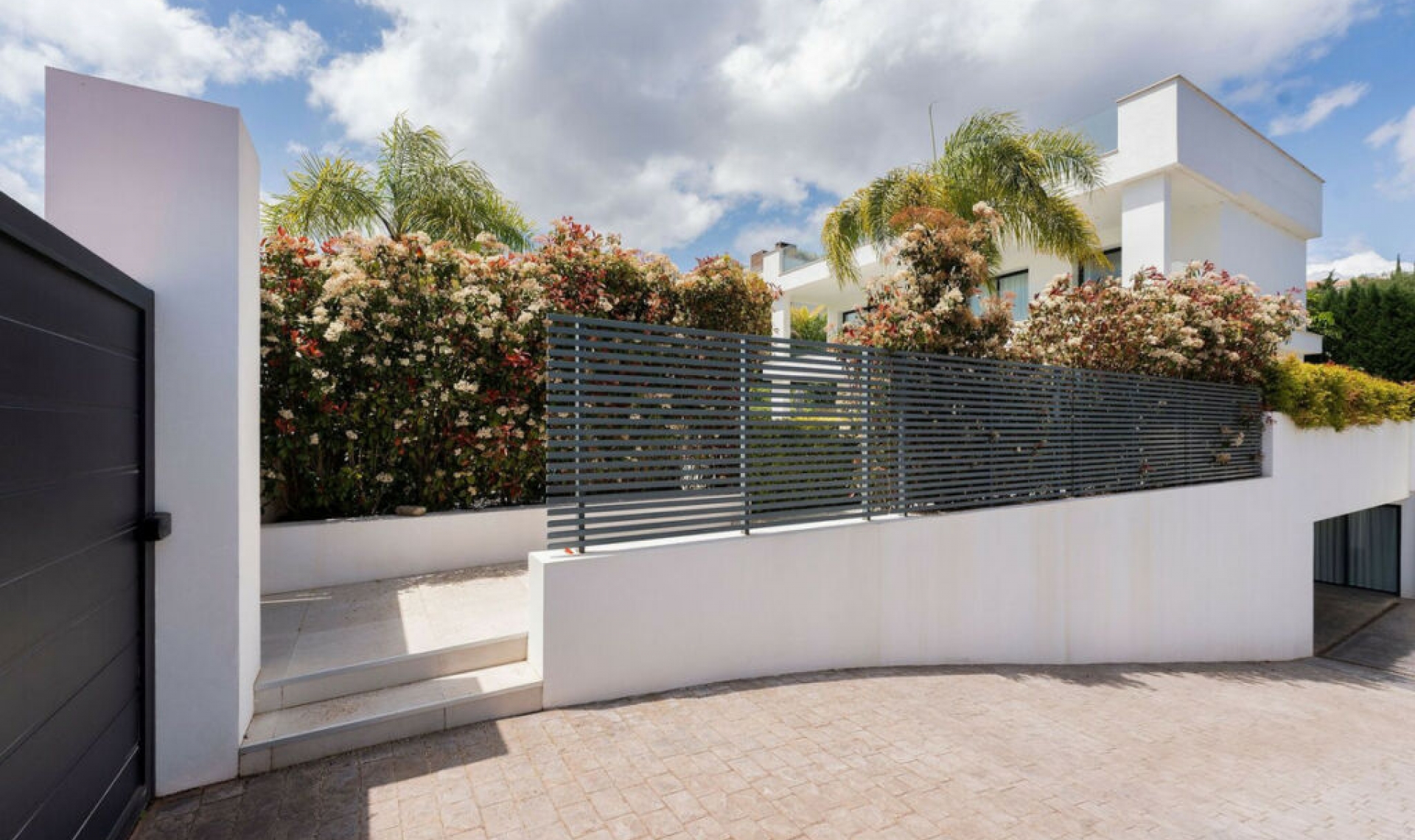 Resale - House -
Nueva Andalucía