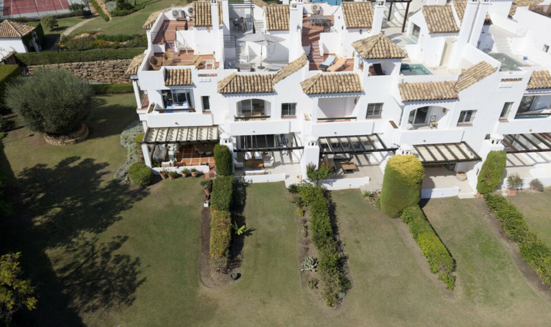 Resale - House -
Nueva Andalucía