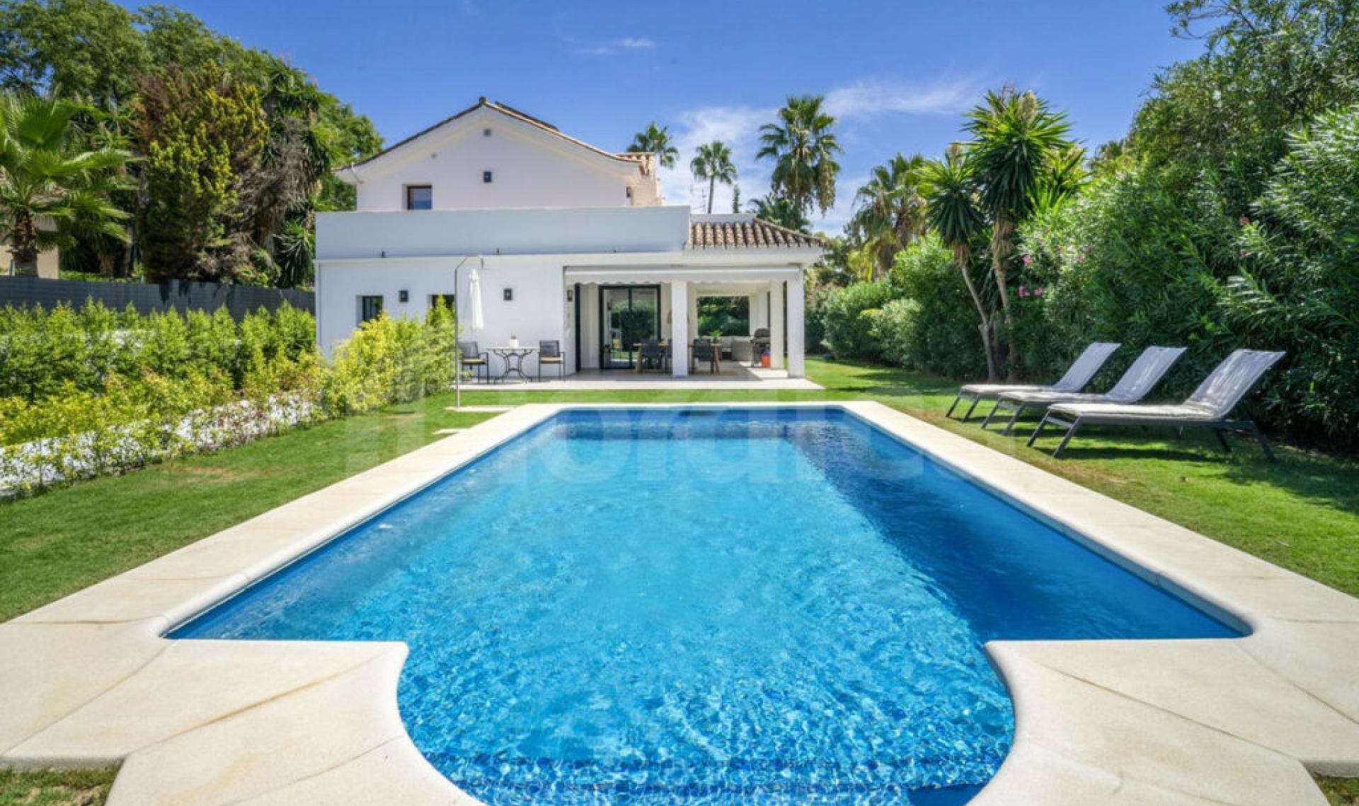 Resale - House -
Nueva Andalucía