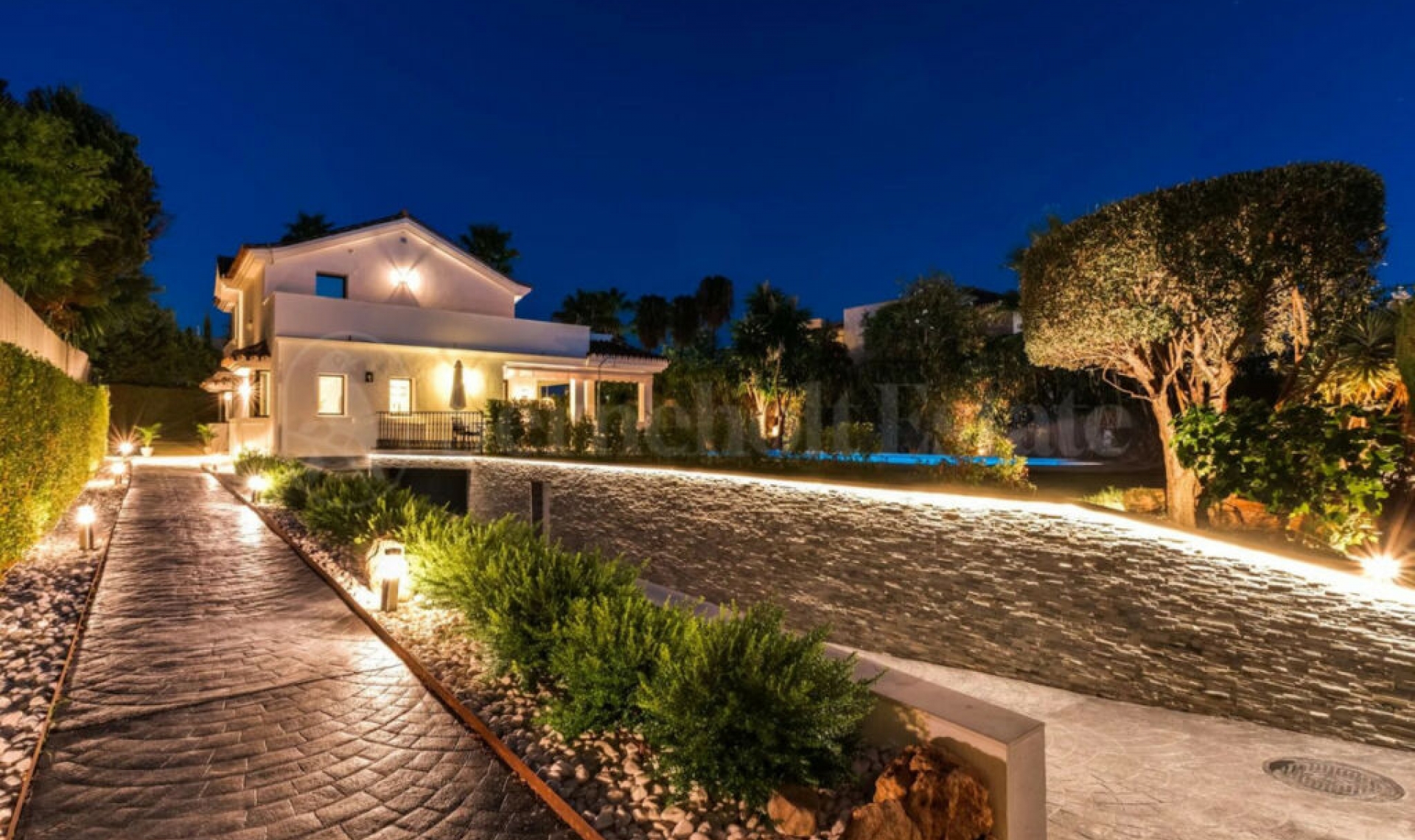 Resale - House -
Nueva Andalucía