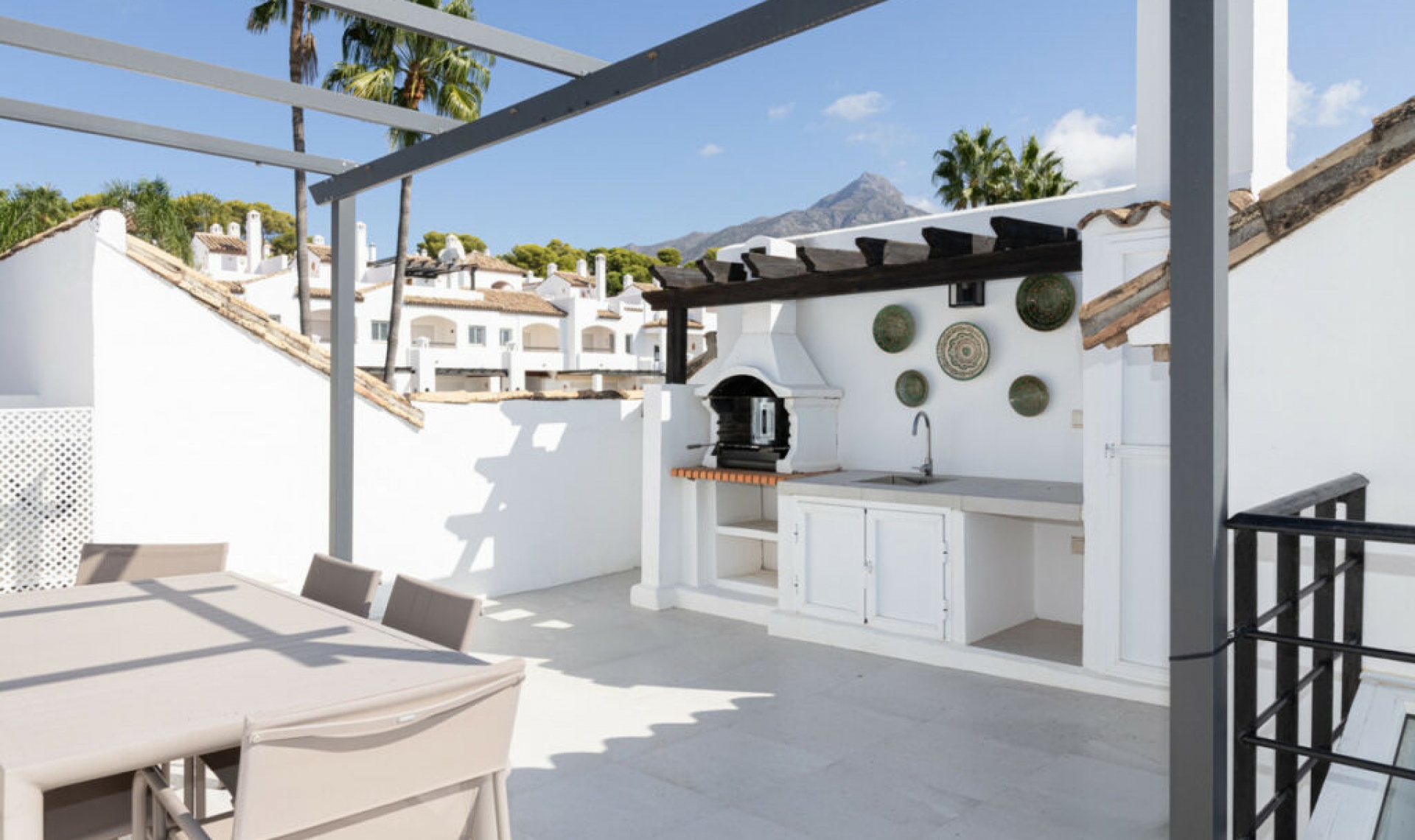 Resale - House -
Nueva Andalucía