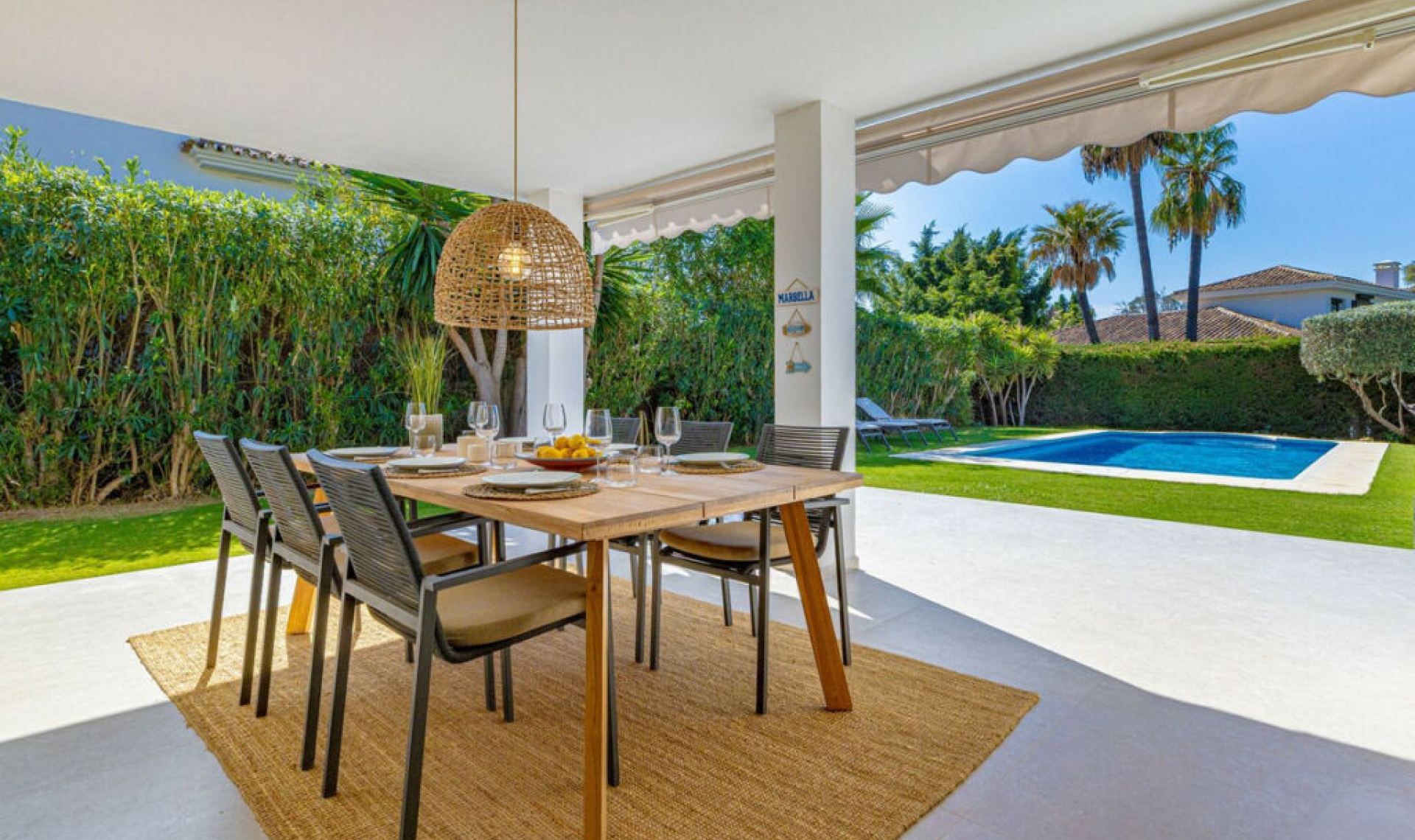 Resale - House -
Nueva Andalucía