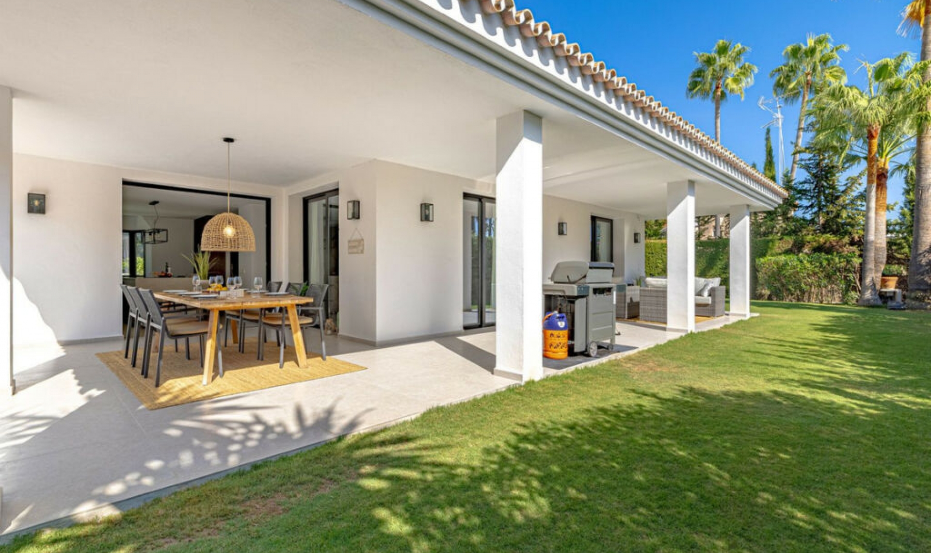 Resale - House -
Nueva Andalucía