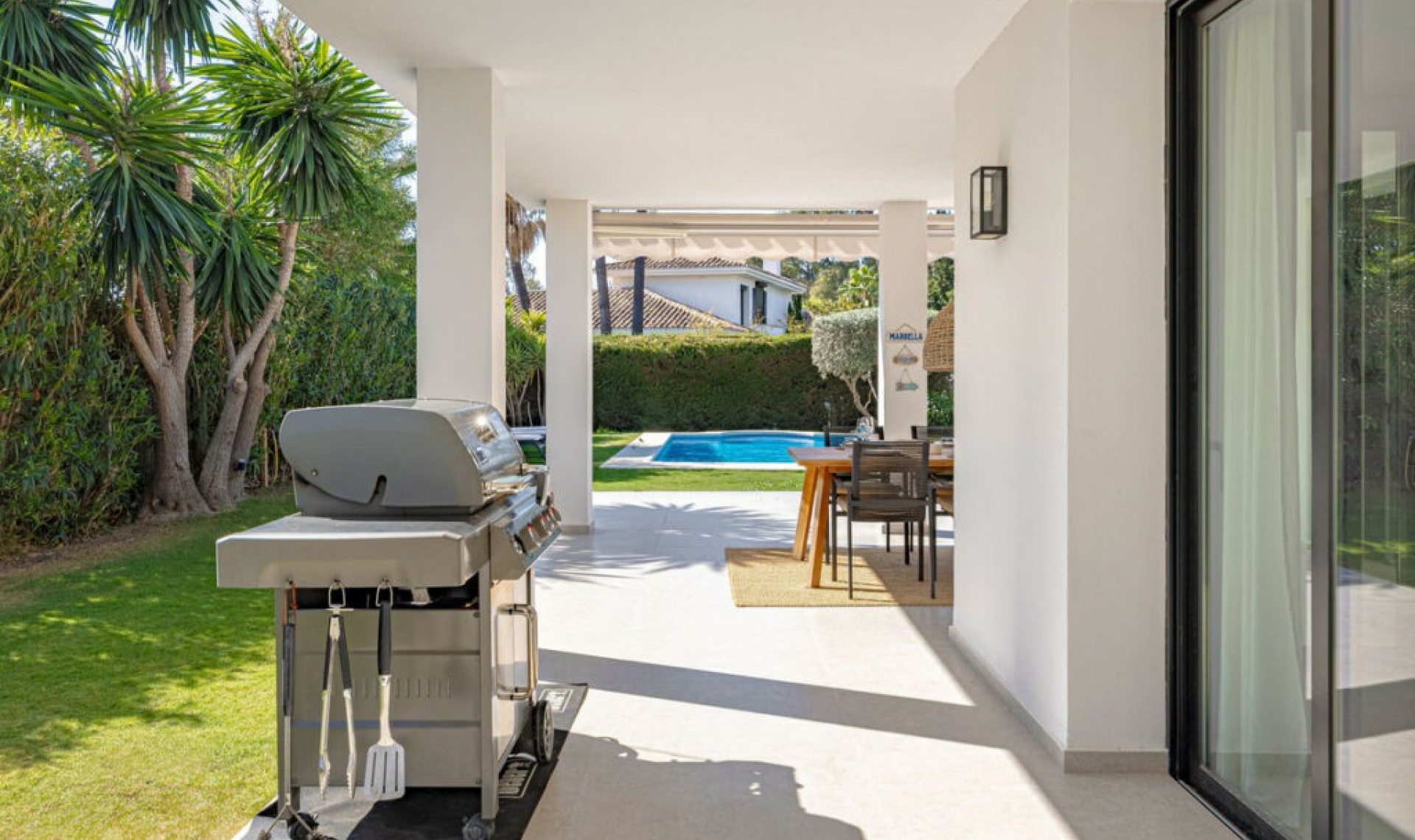 Resale - House -
Nueva Andalucía