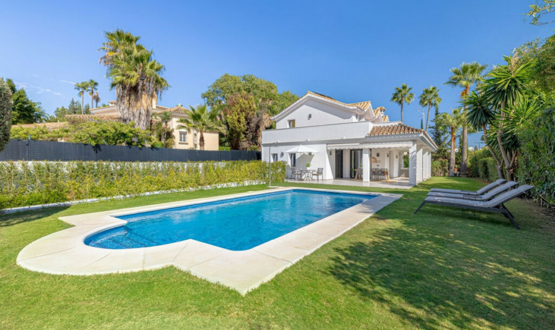 Resale - House -
Nueva Andalucía