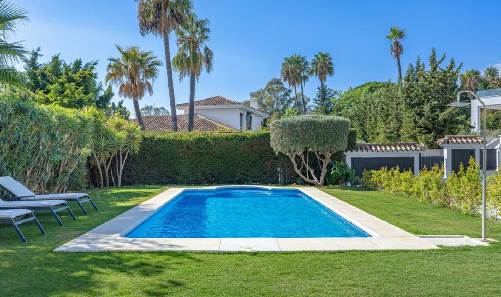 Resale - House -
Nueva Andalucía