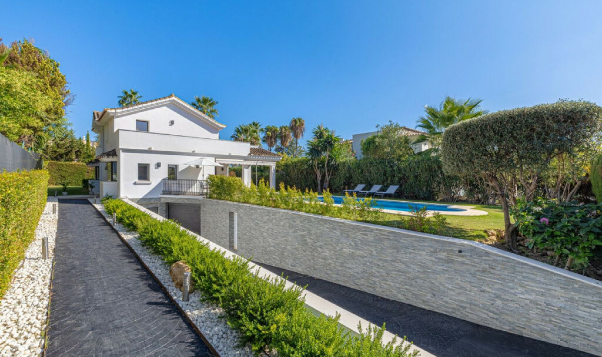 Resale - House -
Nueva Andalucía